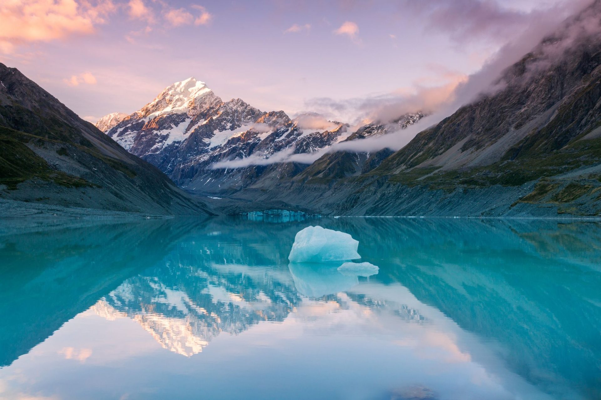 Aoraki Mount Cook and alpine lake in New Zealand